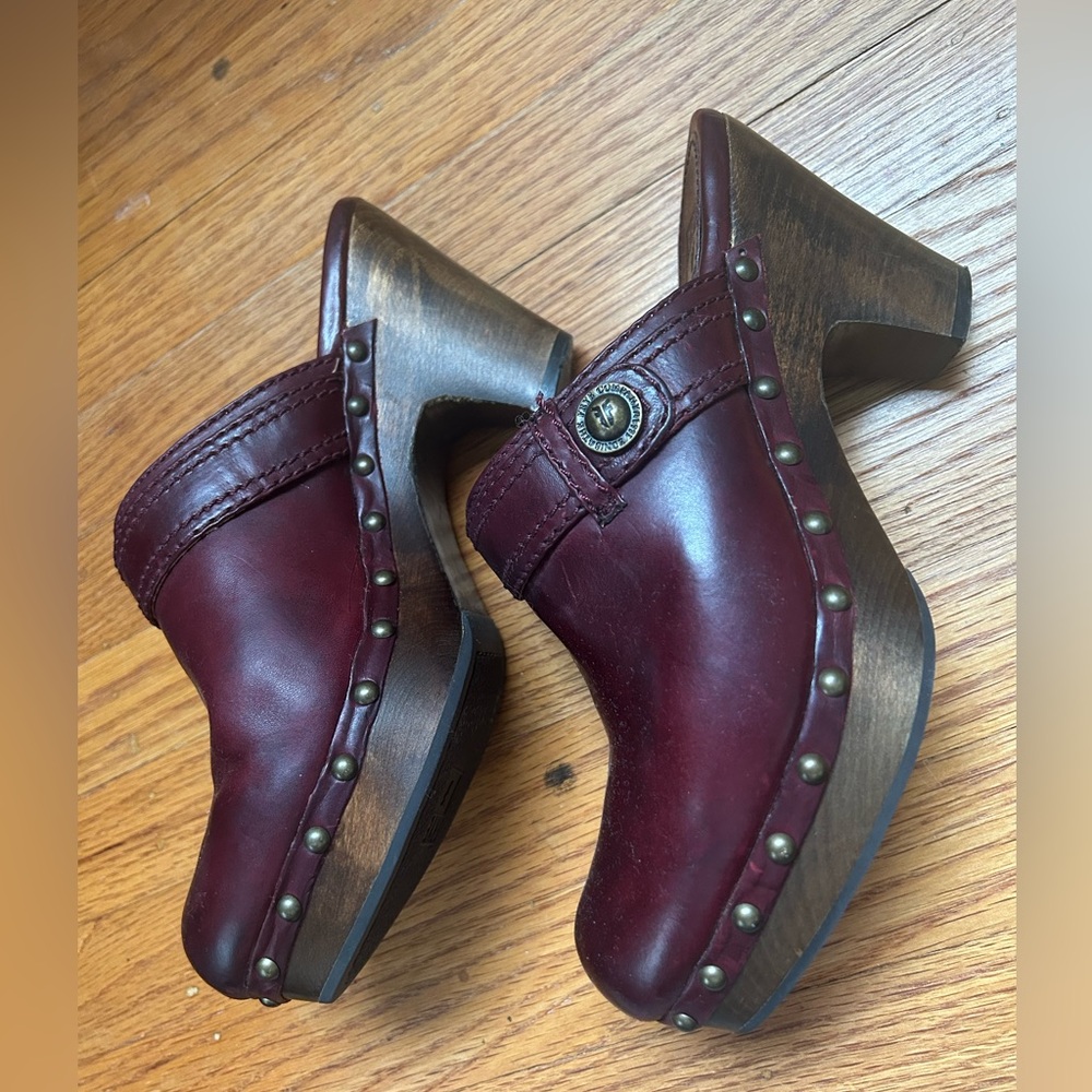 FRYE BURGUNDY AURA BUTTON CLOGS SIZE 9